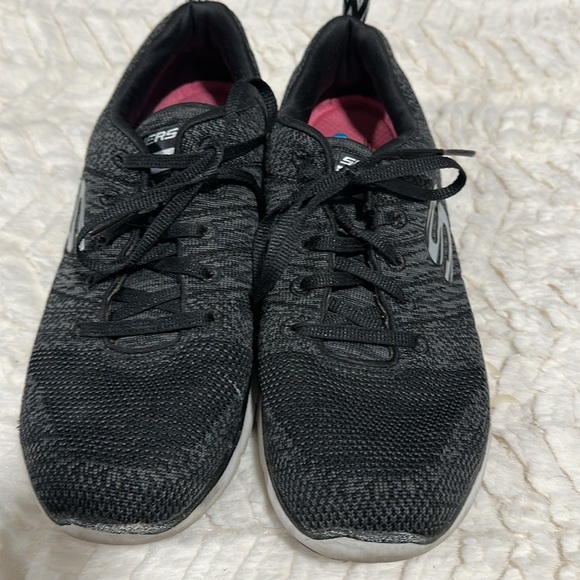 Skechers Sneakers. - Picture 2 of 6